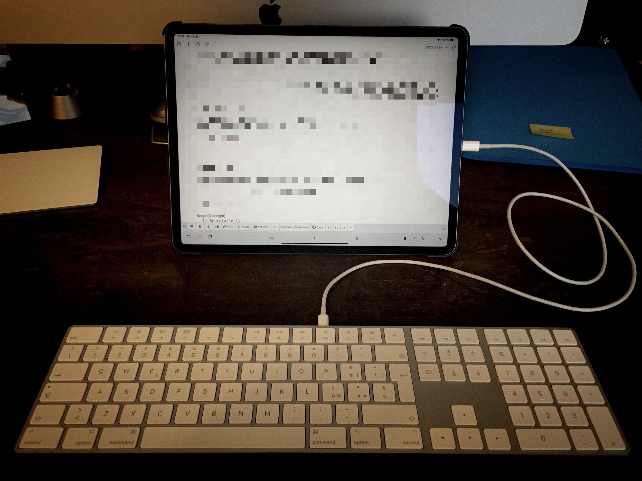 Magic Keyboard 2 di Apple collegata con cavo lighting a USB-C